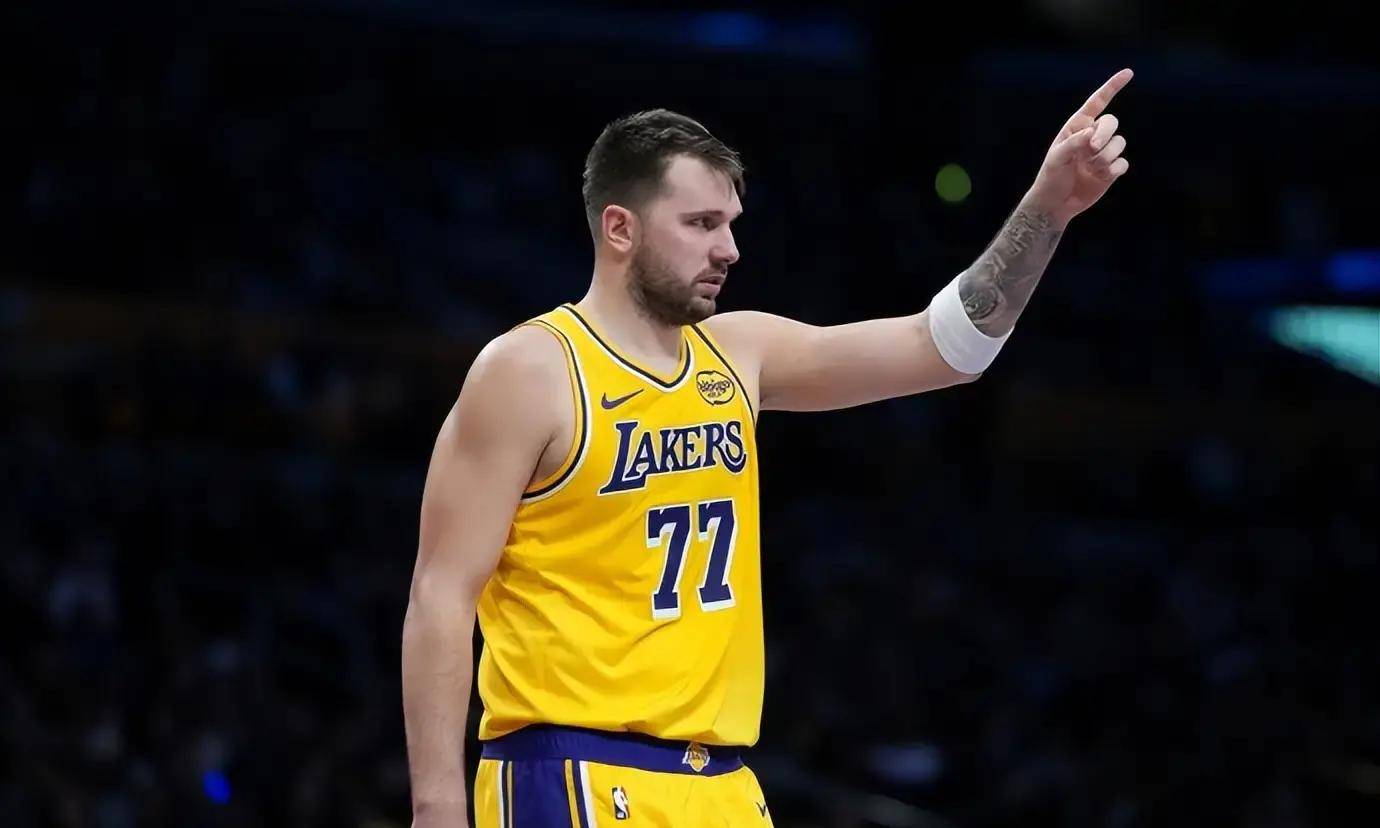 雷竞技-关于东契奇回归赛场，精彩发挥首场状态亮眼，独行侠观众沸腾！的信息